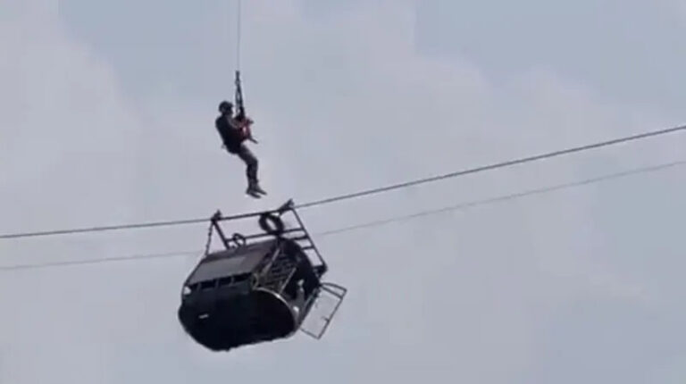 باكستاني ينقذ أطفالا علقوا رفقة معلمهم بالتلفريك