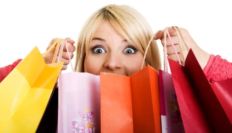 ما الذي يدفع بعض النساء لشراء أشياء غير ضرورية؟