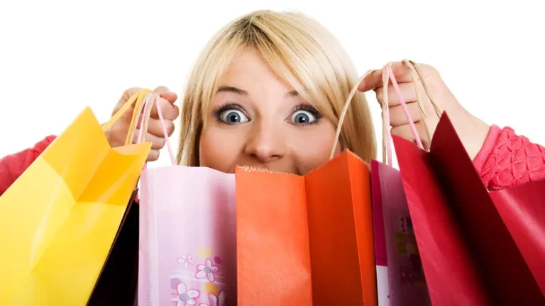 ما الذي يدفع بعض النساء لشراء أشياء غير ضرورية؟