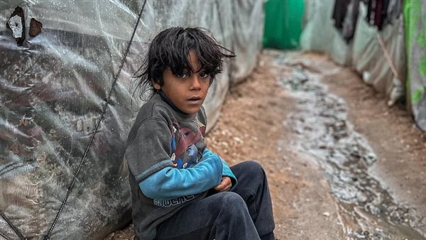 أطفال غزة يموتون من شدة البرد القارس.. فيديو